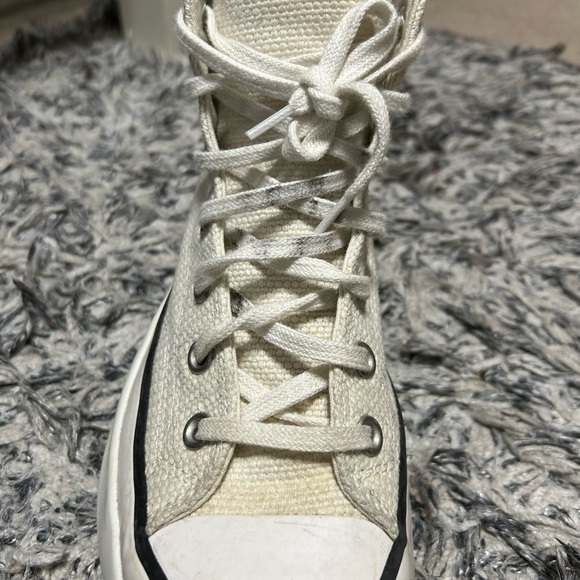 Converses - Picture 2 of 3